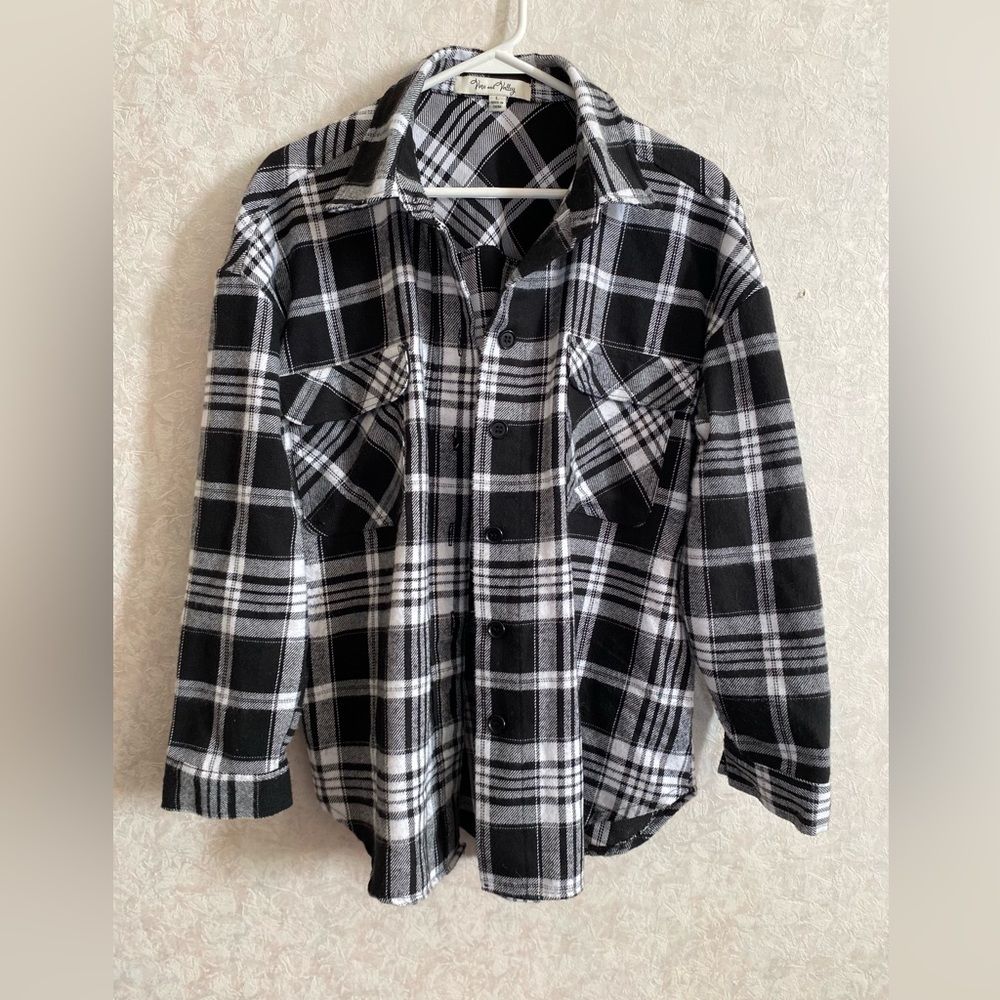 Vine and Valley women’s large black / white plaid shacket